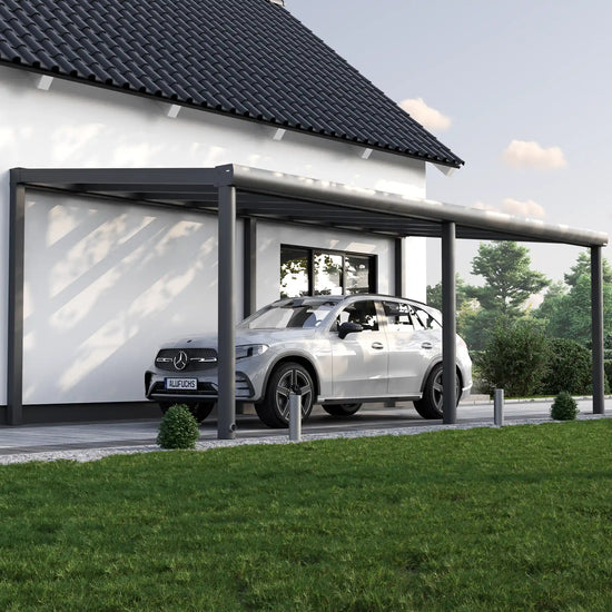 Alufuchs Carport Freistehend im Curved Design aus Aluminium in Anthrazit mit 3 Pfosten am Einfamilienhaus