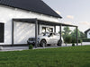 Alufuchs Carport Freistehend im Curved Design aus Aluminium in Anthrazit mit 3 Pfosten am Einfamilienhaus