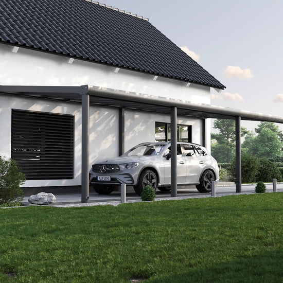 Alufuchs Carport Freistehend im Curved Design aus Aluminium in Anthrazit mit 4 Pfosten am Einfamilienhaus