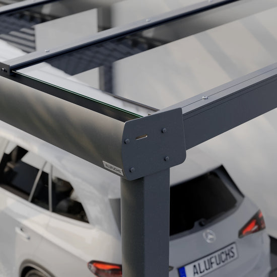 Seitenansicht der Regenrinnen-Seitenkappe eines Alufuchs Carports im Curved Design mit VSG Glas Klar