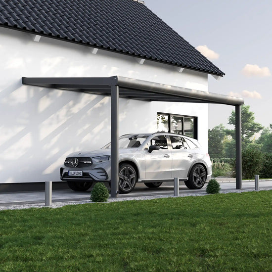 Alufuchs Carport Wandgebunden im Curved Design aus Aluminium in Anthrazit mit 2 Pfosten am Einfamilienhaus