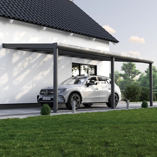 Alufuchs Carport Wandgebunden im Curved Design aus Aluminium in Anthrazit mit 3 Pfosten am Einfamilienhaus