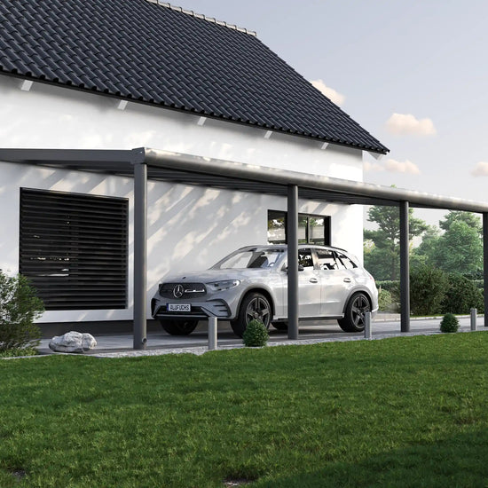 Alufuchs Carport Wandgebunden im Curved Design aus Aluminium in Anthrazit mit 4 Pfosten am Einfamilienhaus