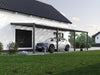 Alufuchs Carport Wandgebunden im Curved Design aus Aluminium in Anthrazit mit 4 Pfosten am Einfamilienhaus