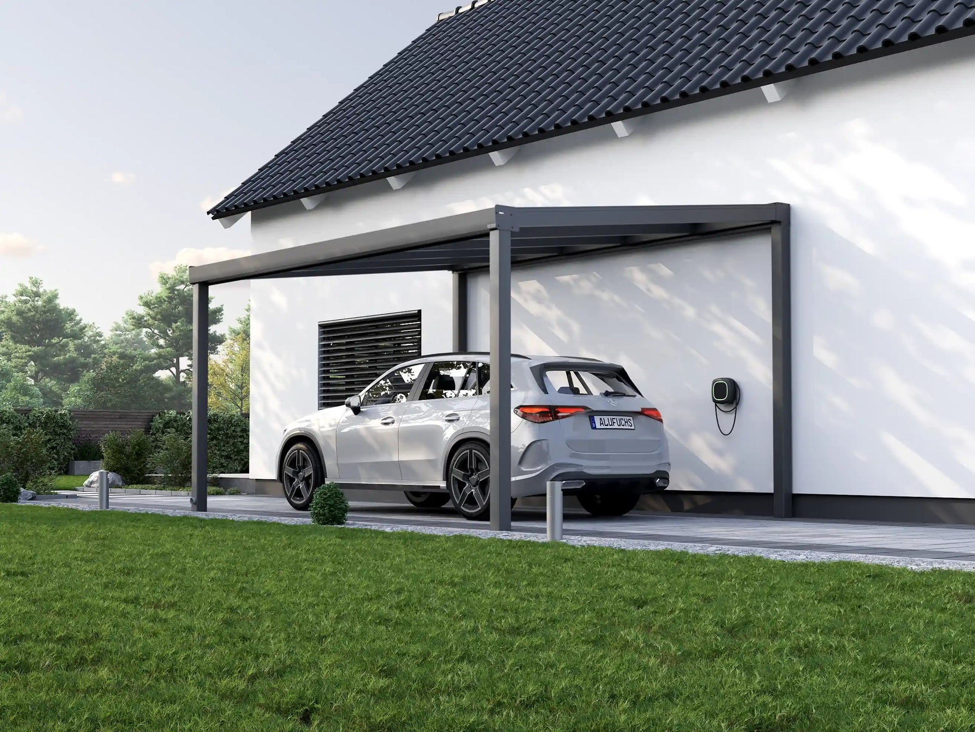 Alufuchs Carport Freistehend im Classic Design aus Aluminium in Anthrazit mit 2 Pfosten am Einfamilienhaus