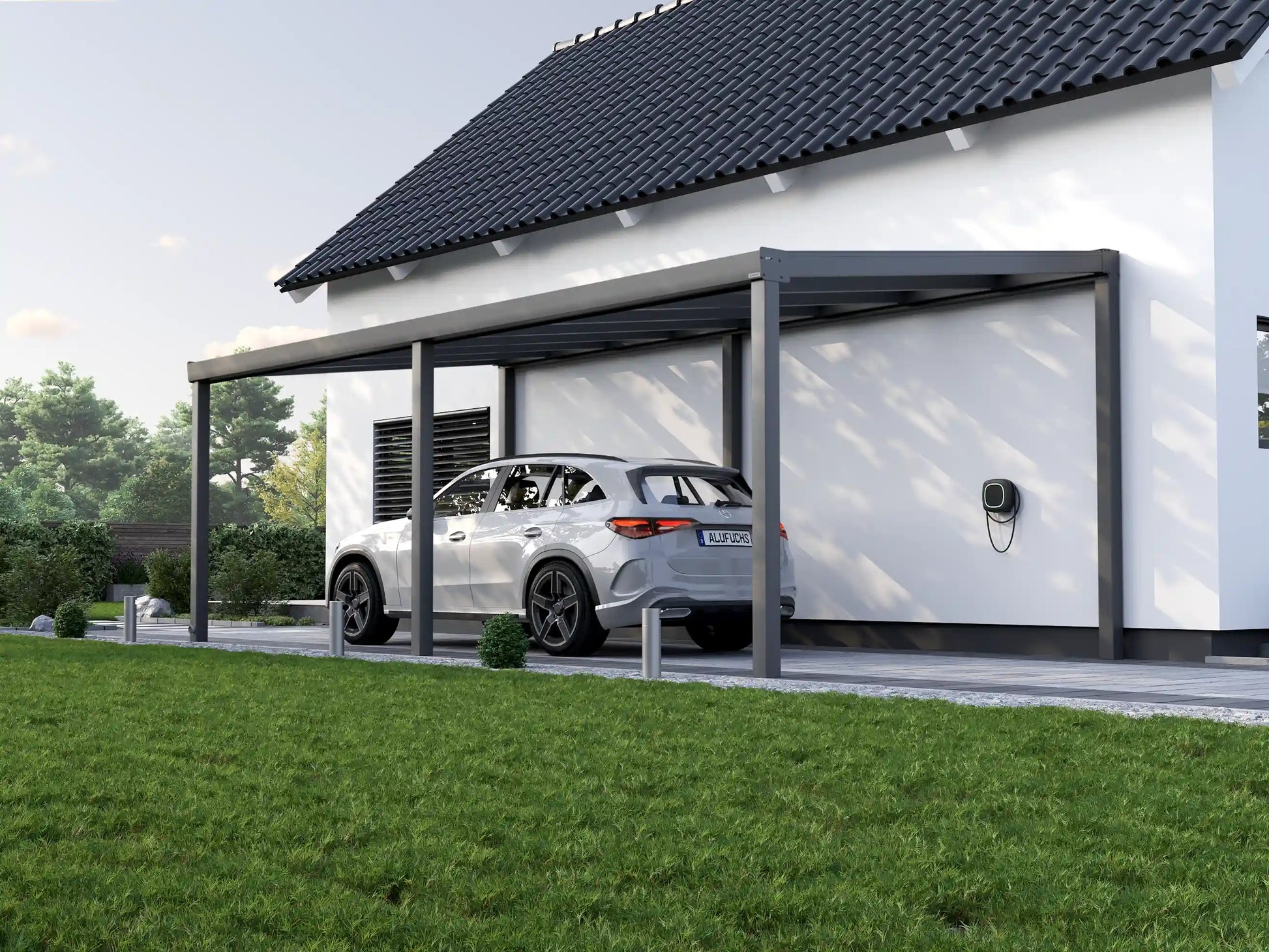 Alufuchs Carport Freistehend im Classic Design aus Aluminium in Anthrazit mit 3 Pfosten am Einfamilienhaus