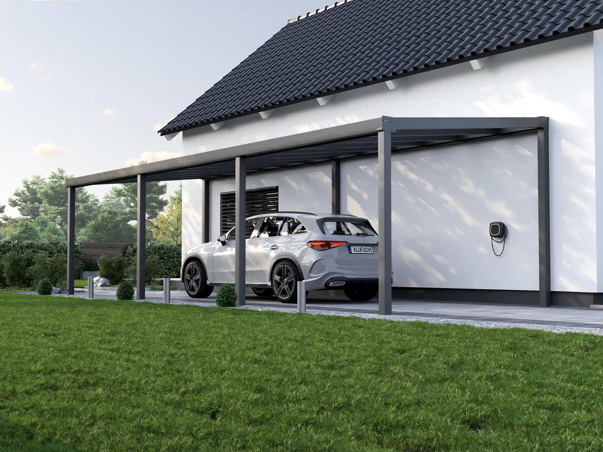 Alufuchs Carport Freistehend im Classic Design aus Aluminium in Anthrazit mit 4 Pfosten am Einfamilienhaus