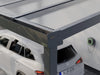 Seitenansicht der Regenrinnen-Seitenkappe eines Alufuchs Carports im Classic Design mit Doppelstegplatten Klar
