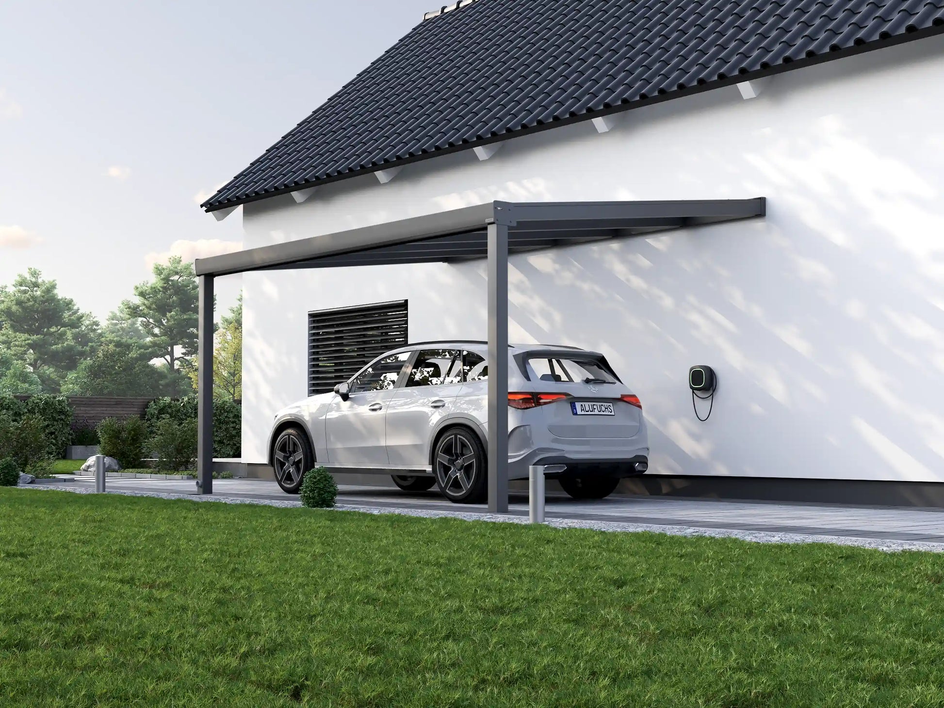 Alufuchs Carport Wandgebunden im Classic Design aus Aluminium in Anthrazit mit 2 Pfosten am Einfamilienhaus