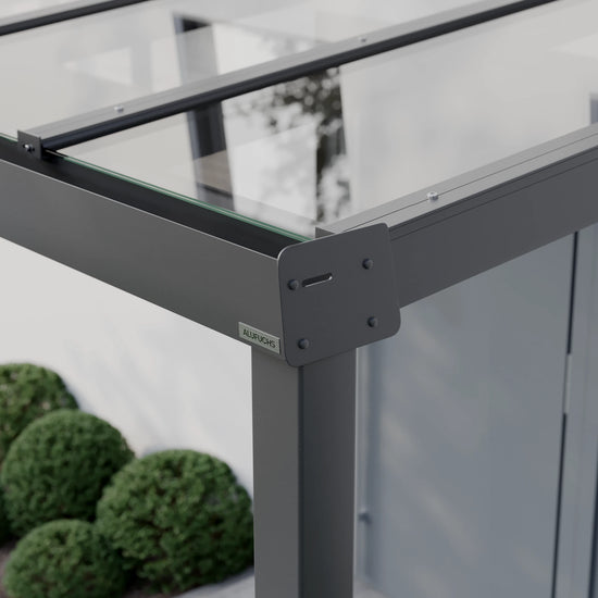 Seitenansicht der Regenrinnen-Seitenkappe einer Alufuchs Eingangsüberdachung im Classic Design mit VSG Glas Klar