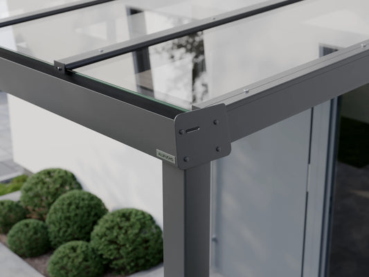 Seitenansicht der Regenrinnen-Seitenkappe einer Alufuchs Eingangsüberdachung im Classic Design mit VSG Glas Klar