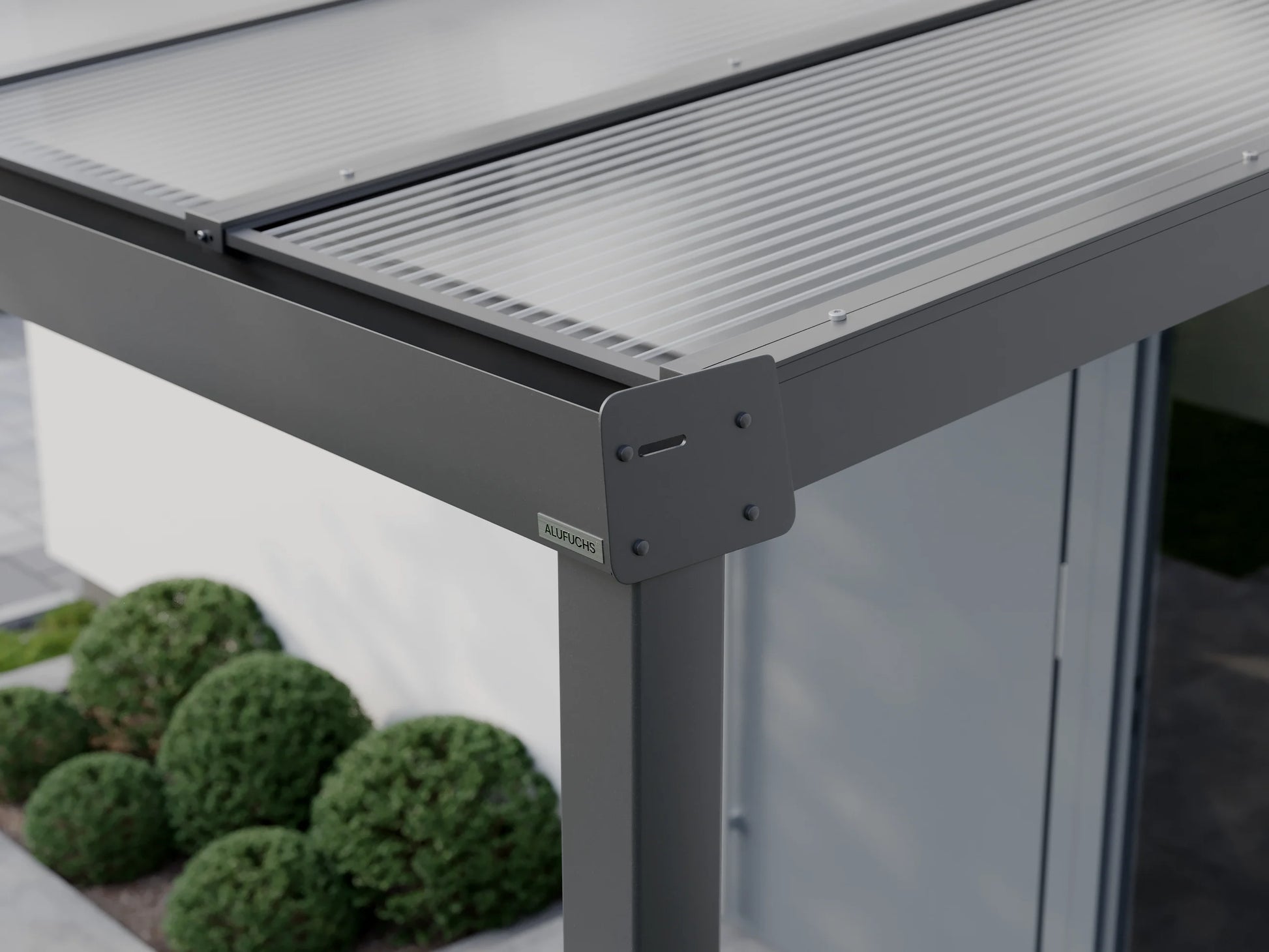 Seitenansicht der Regenrinnen-Seitenkappe einer Alufuchs Eingangsüberdachung im Classic Design mit Doppelstegplatten Klar