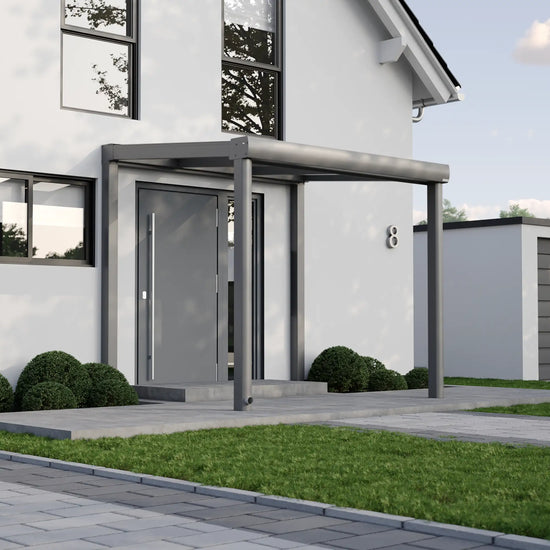 Alufuchs Curved Eingangsüberdachung Freistehend aus Aluminium in Anthrazit an modernem Einfamilienhaus – stilvoller Schutz für den Eingangsbereich