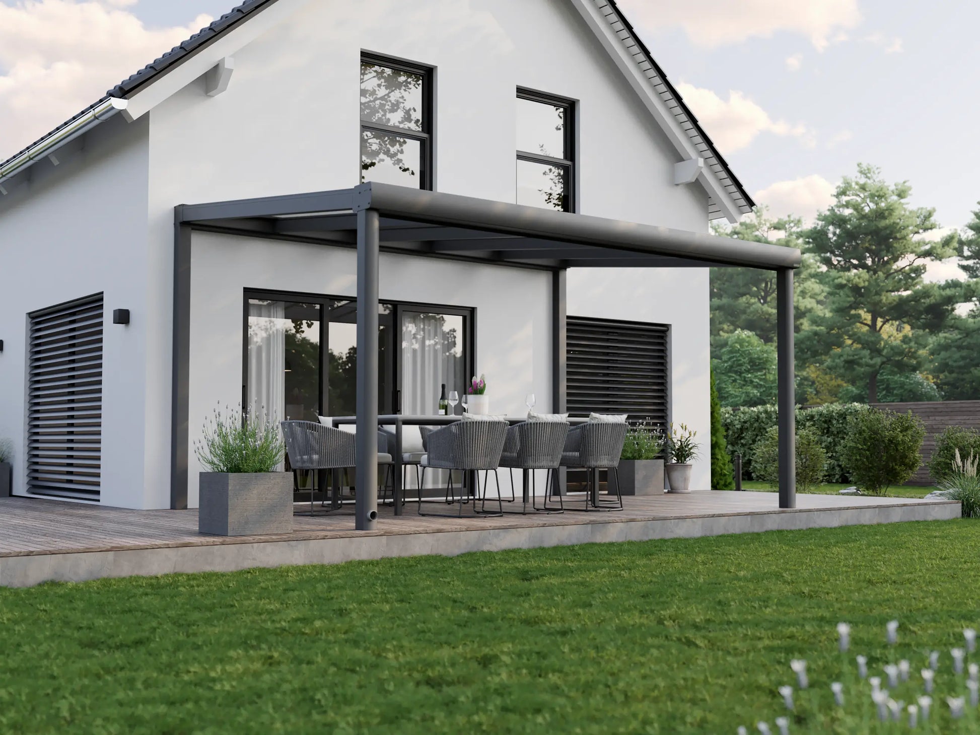 Alufuchs Terrassenüberdachung Freistehend im Curved Design aus Aluminium in Anthrazit mit 2 Pfosten am Einfamilienhaus