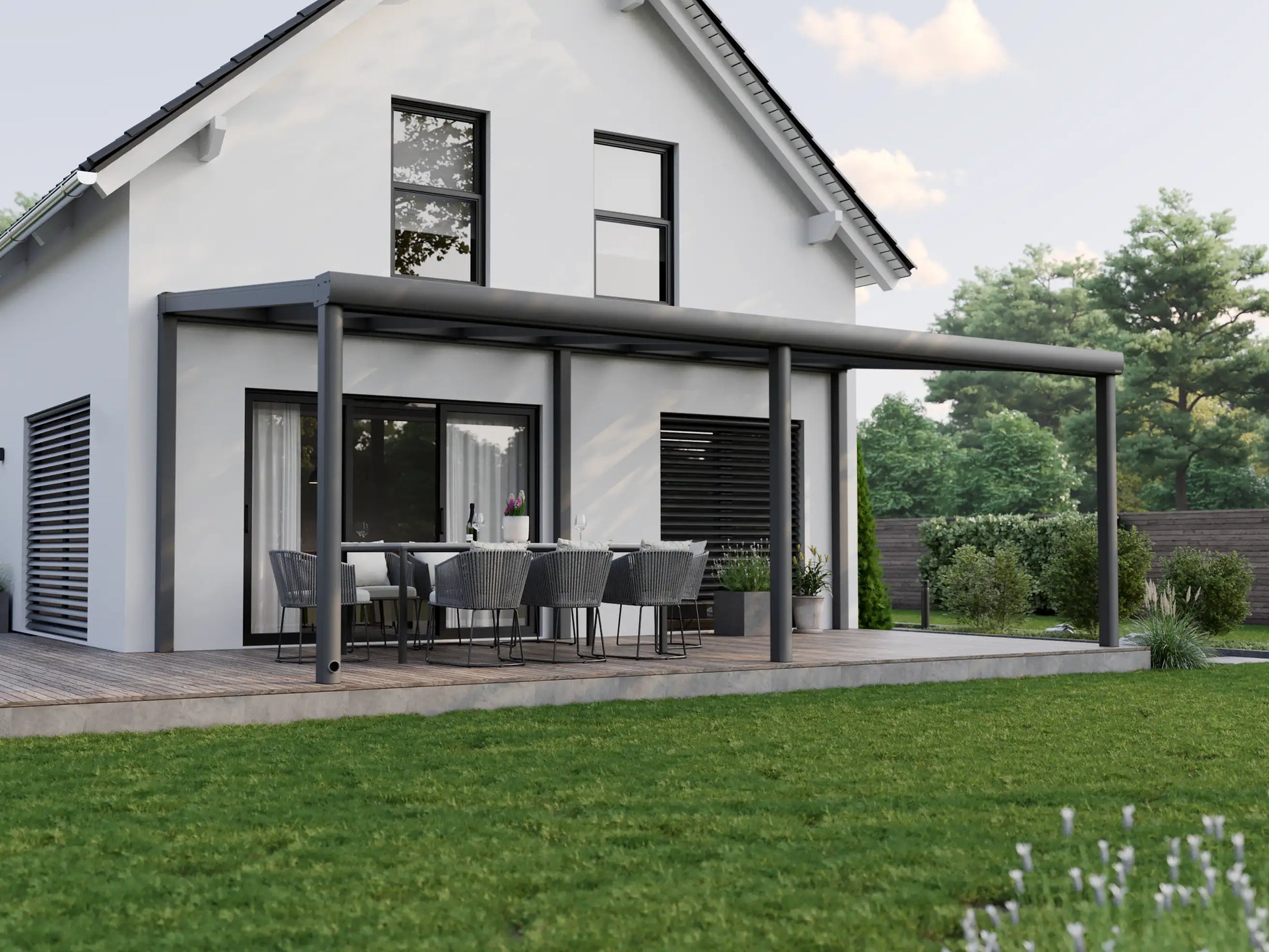 Alufuchs Terrassenüberdachung Freistehend im Curved Design aus Aluminium in Anthrazit mit 3 Pfosten am Einfamilienhaus