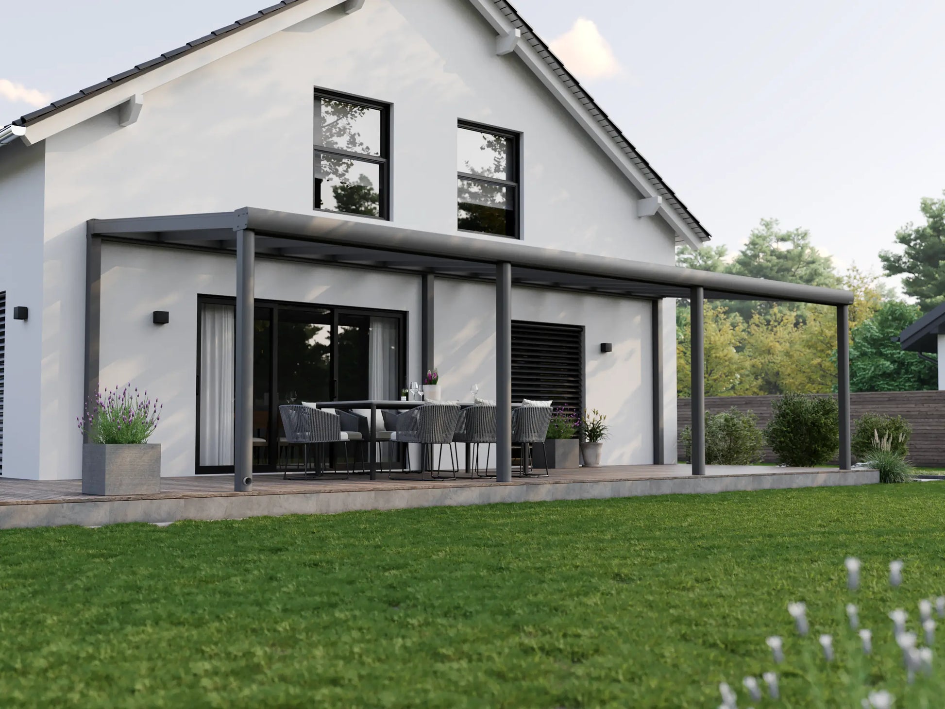 Alufuchs Terrassenüberdachung Freistehend im Curved Design aus Aluminium in Anthrazit mit 4 Pfosten am Einfamilienhaus
