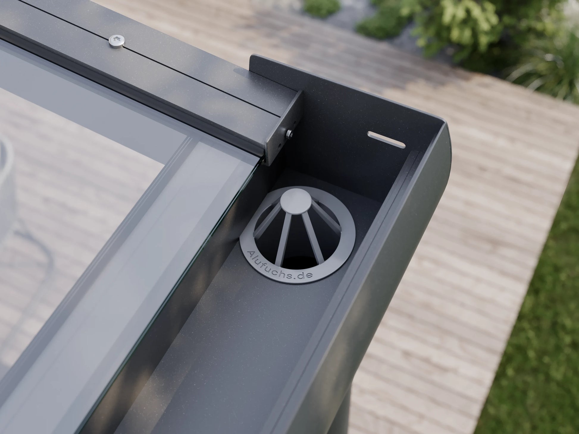 Blattfänger in der Regenrinne einer Alufuchs Terrassenüberdachung mit VSG Glas Klar im Curved Design