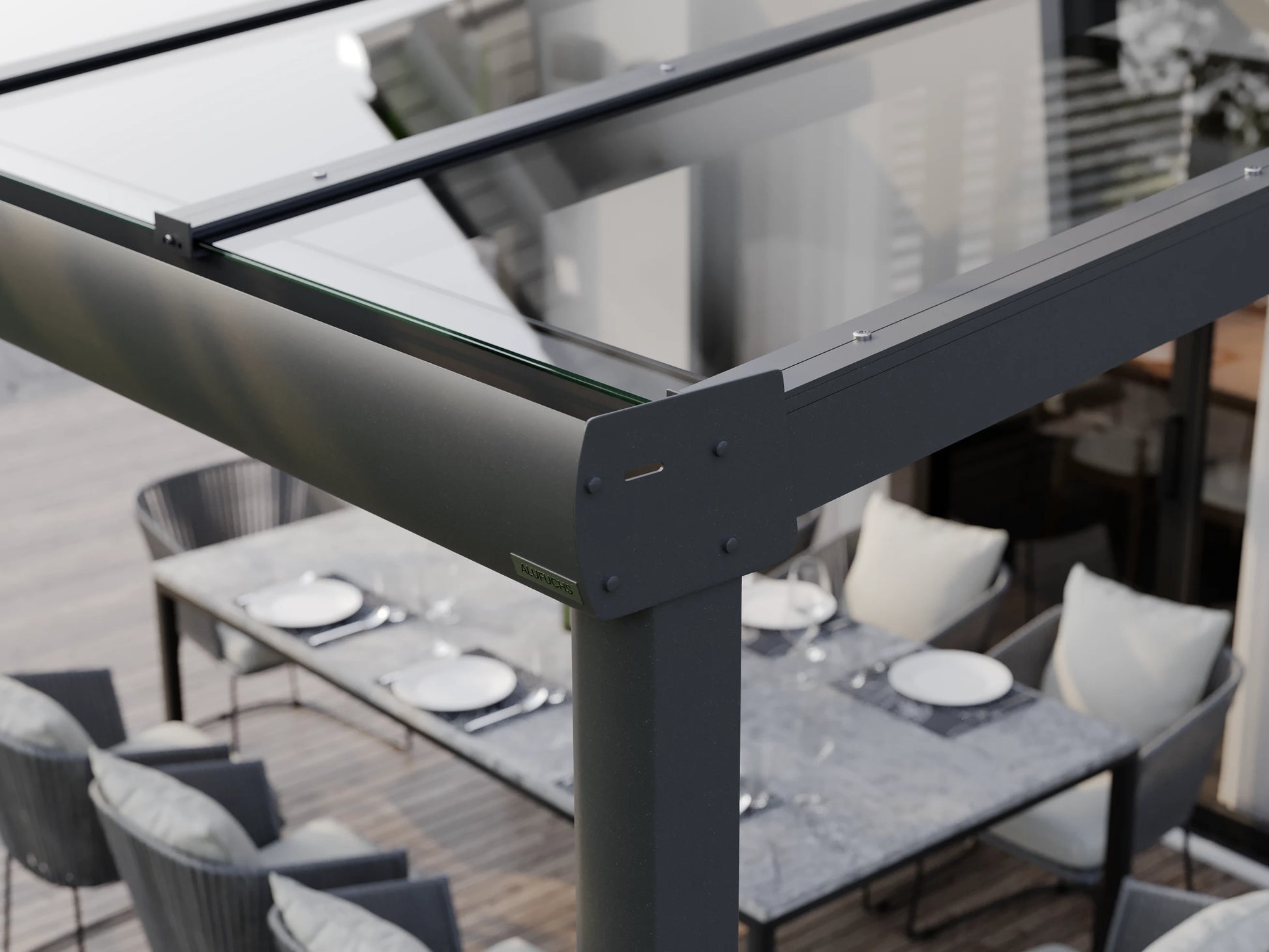 Seitenansicht der Regenrinnen-Seitenkappe einer Alufuchs Terrassenüberdachung im Curved Design mit VSG Glas Klar