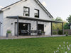 Alufuchs Terrassenüberdachung Wandgebunden im Curved Design aus Aluminium in Anthrazit mit 4 Pfosten am Einfamilienhaus
