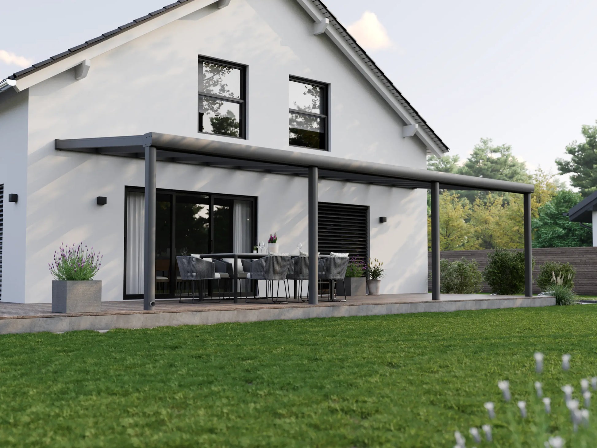 Alufuchs Terrassenüberdachung Wandgebunden im Curved Design aus Aluminium in Anthrazit mit 4 Pfosten am Einfamilienhaus