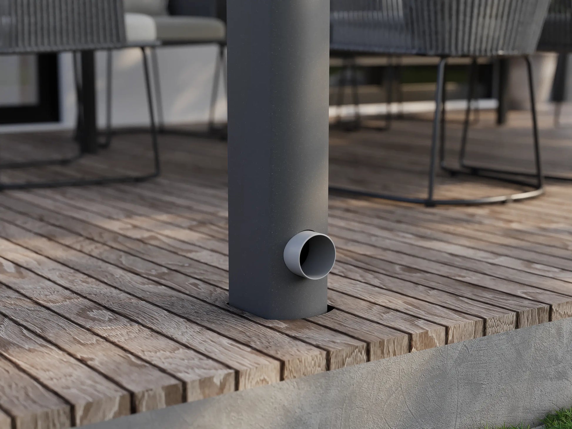 Integrierter Wasserablauf im Curved Pfosten einer Alufuchs Terrassenüberdachung – elegante Regenwasserführung zur Entwässerung