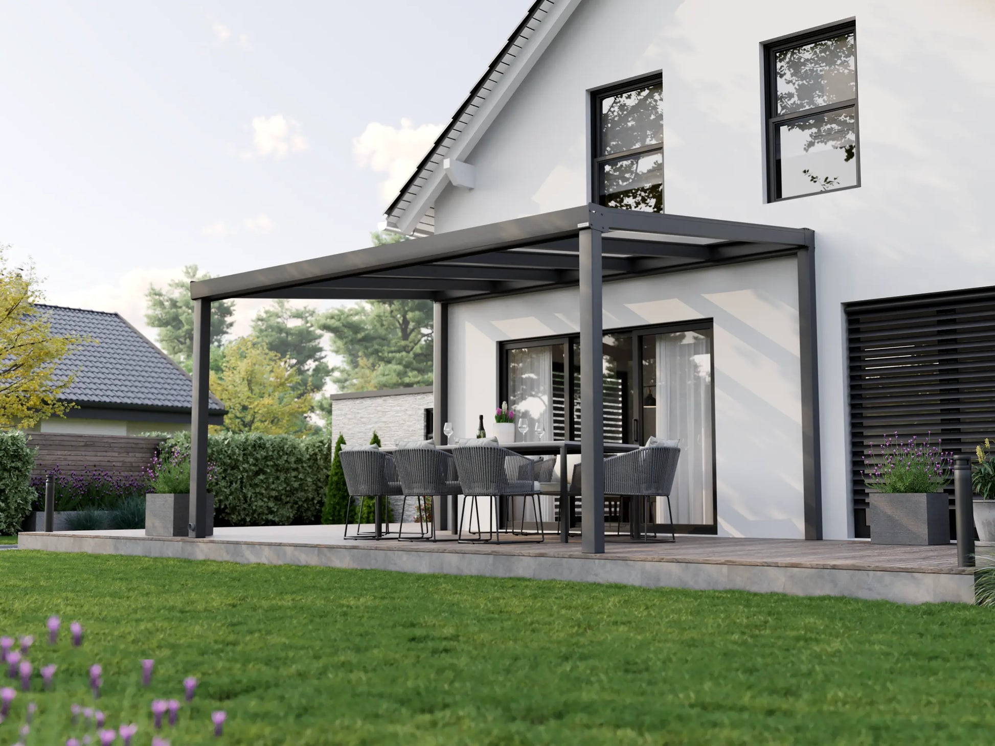Alufuchs Terrassenüberdachung Freistehend im Classic Design aus Aluminium in Anthrazit mit 2 Pfosten am Einfamilienhaus
