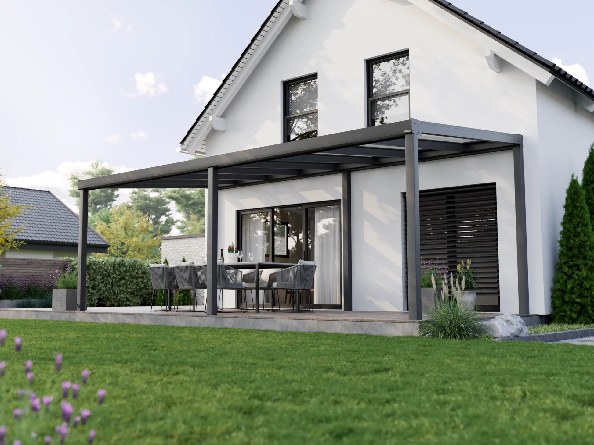 Alufuchs Terrassenüberdachung Freistehend im Classic Design aus Aluminium in Anthrazit mit 3 Pfosten am Einfamilienhaus