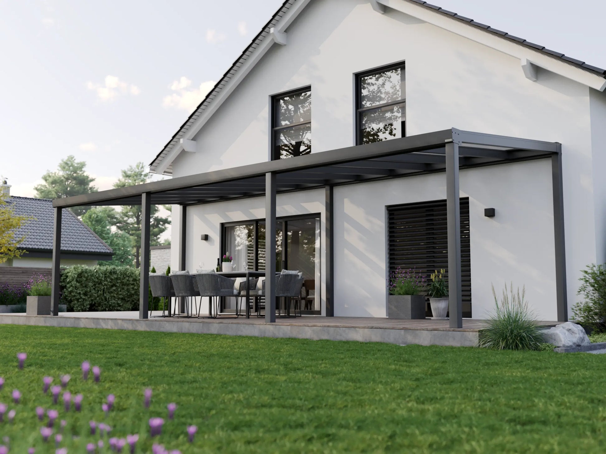 Alufuchs Terrassenüberdachung Freistehend im Classic Design aus Aluminium in Anthrazit mit 4 Pfosten am Einfamilienhaus