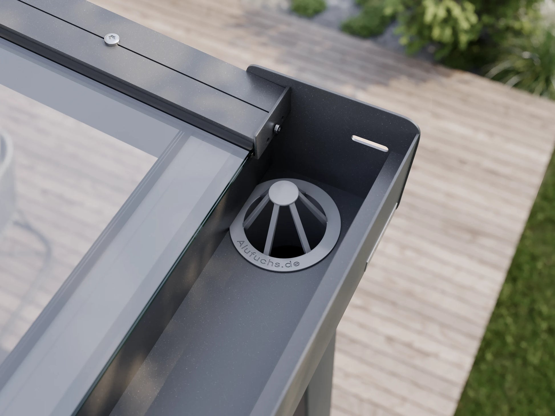 Blattfänger in der Regenrinne einer Alufuchs Terrassenüberdachung mit VSG Glas Klar im Classic Design