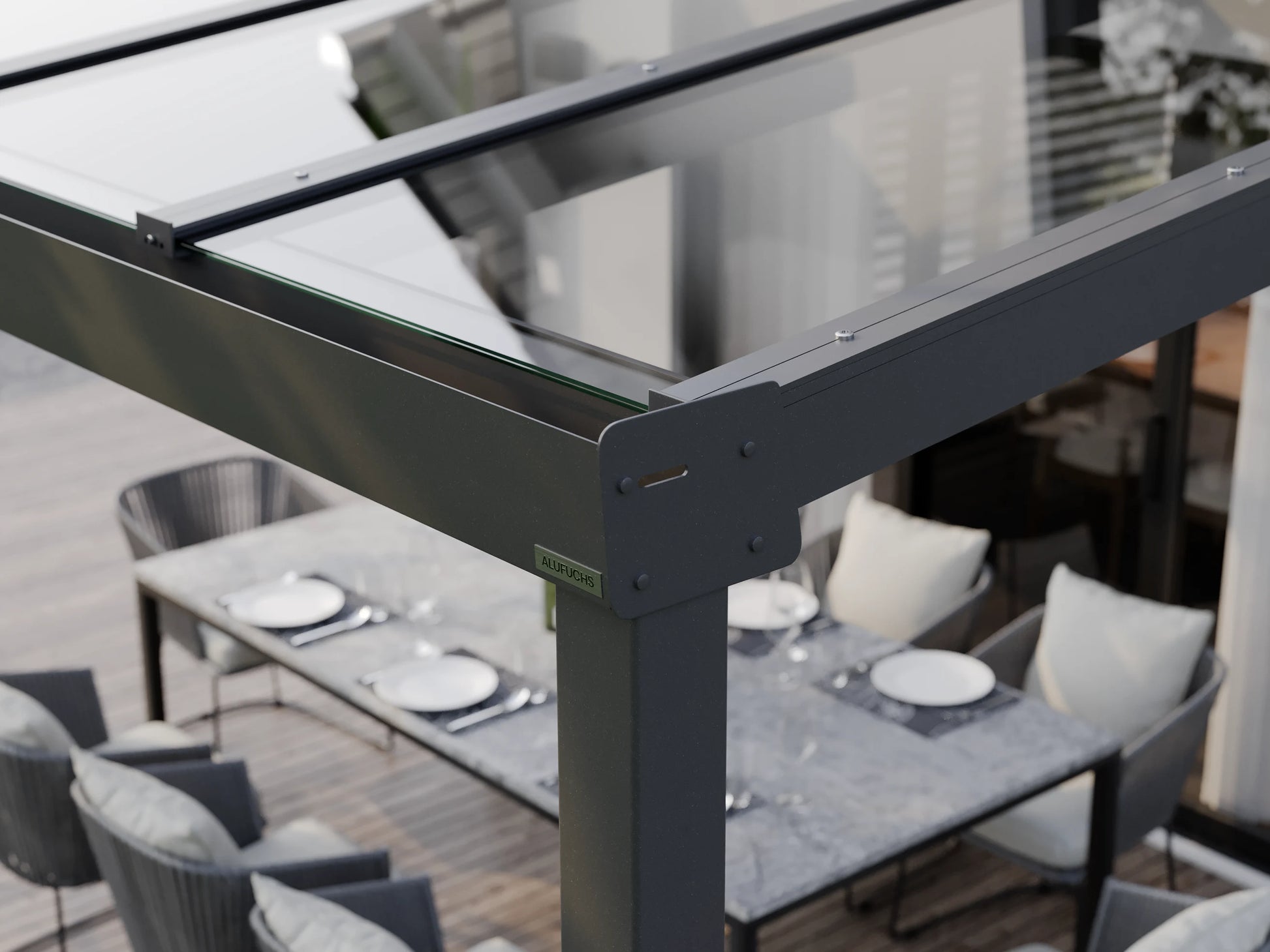 Seitenansicht der Regenrinnen-Seitenkappe einer Alufuchs Terrassenüberdachung im Classic Design mit VSG Glas Klar