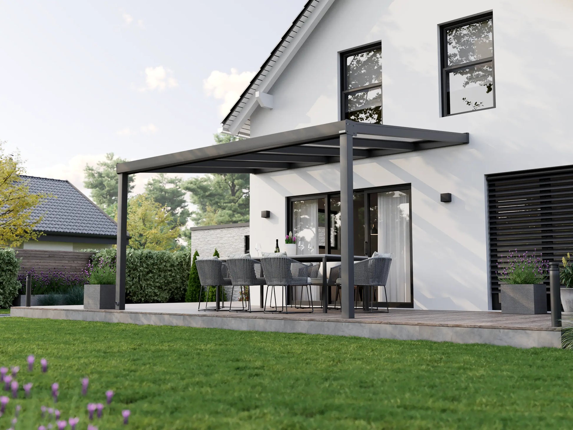 Alufuchs Terrassenüberdachung Wandgebunden im Classic Design aus Aluminium in Anthrazit mit 2 Pfosten am Einfamilienhaus