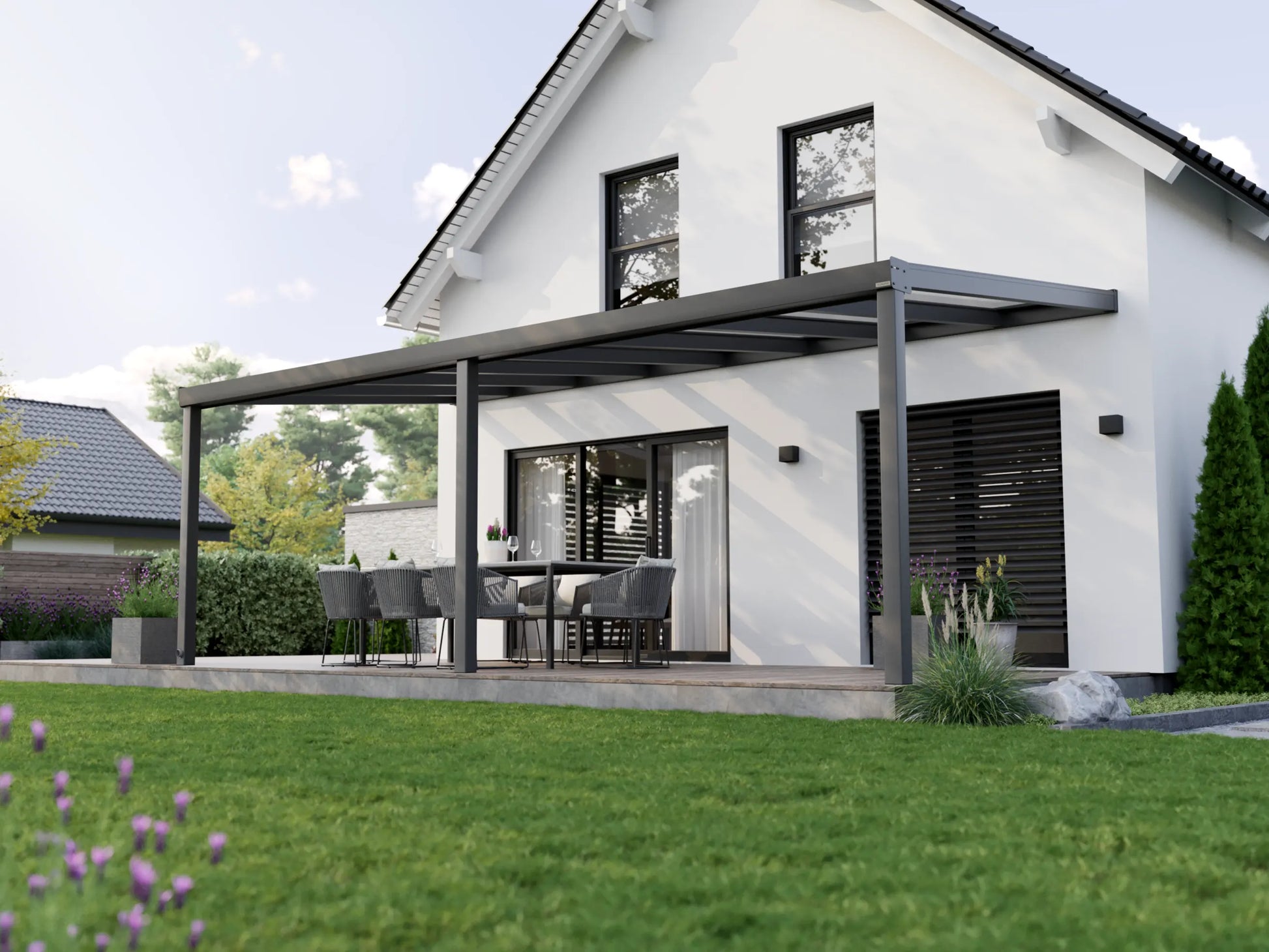 Alufuchs Terrassenüberdachung Wandgebunden im Classic Design aus Aluminium in Anthrazit mit 3 Pfosten am Einfamilienhaus