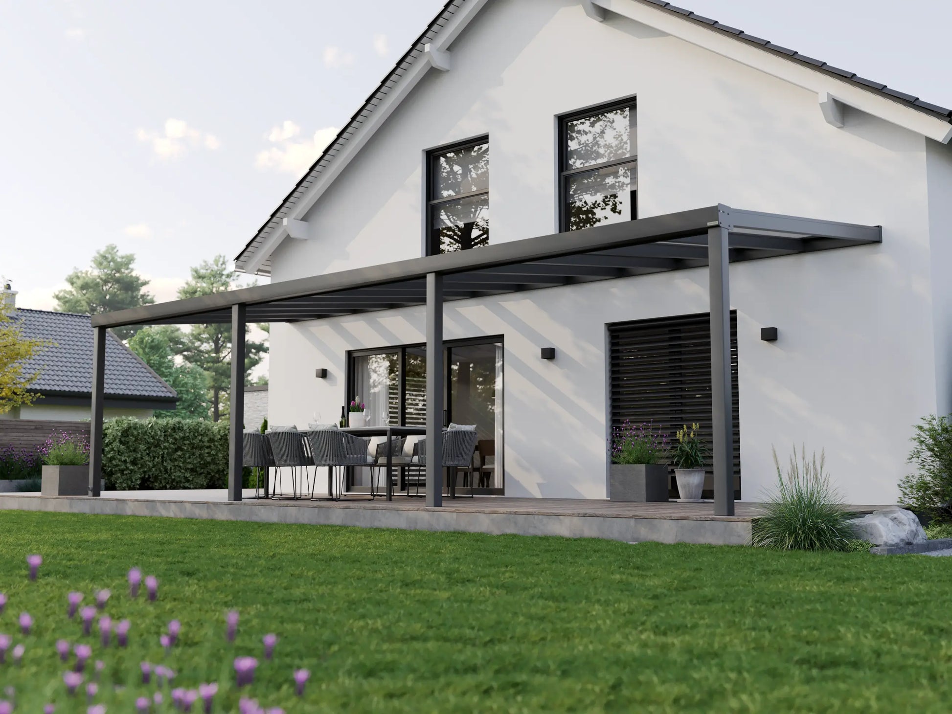Alufuchs Terrassenüberdachung Wandgebunden im Classic Design aus Aluminium in Anthrazit mit 4 Pfosten am Einfamilienhaus