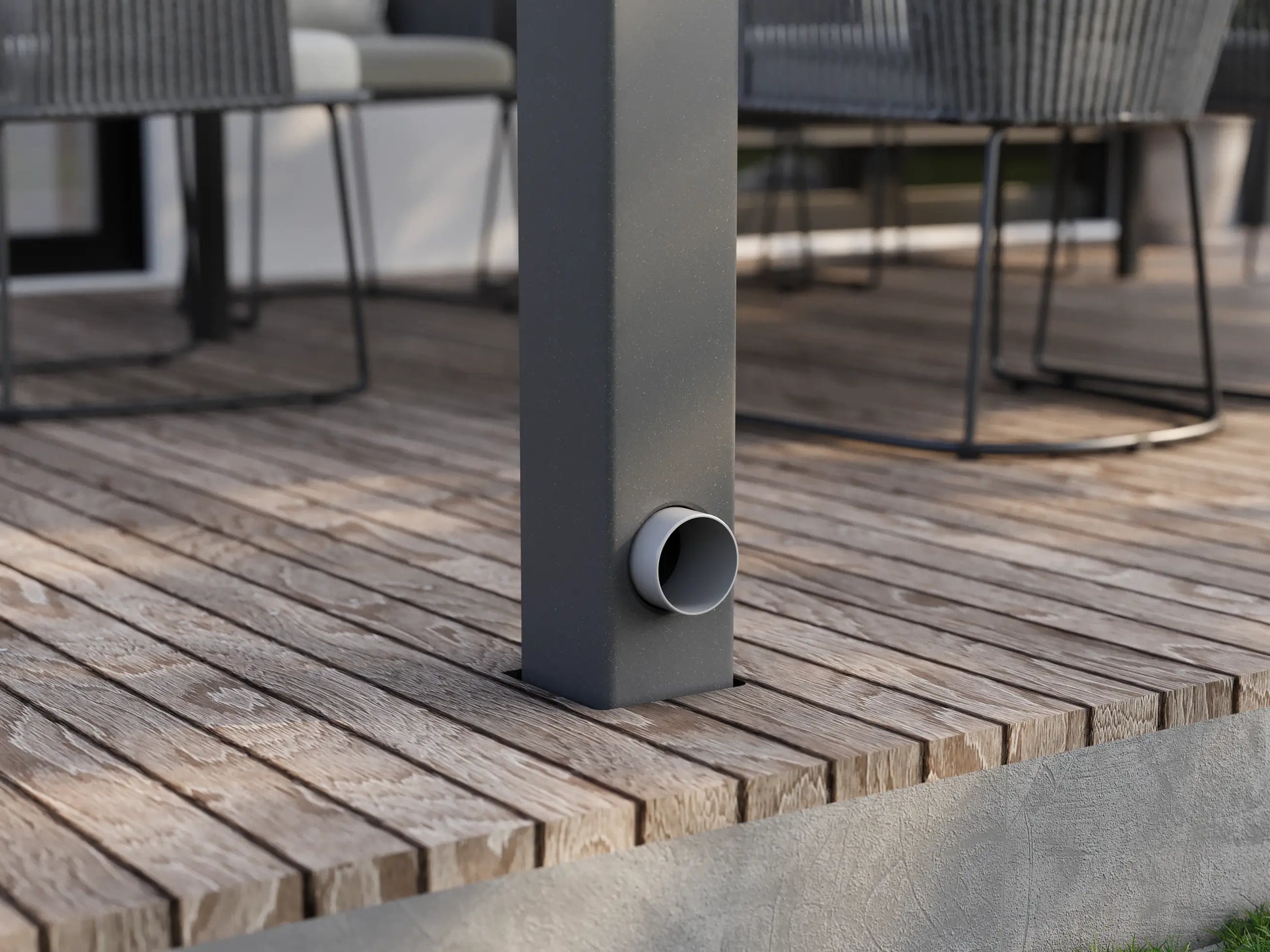 Integrierter Wasserablauf im Classic Pfosten einer Alufuchs Terrassenüberdachung – elegante Regenwasserführung zur Entwässerung