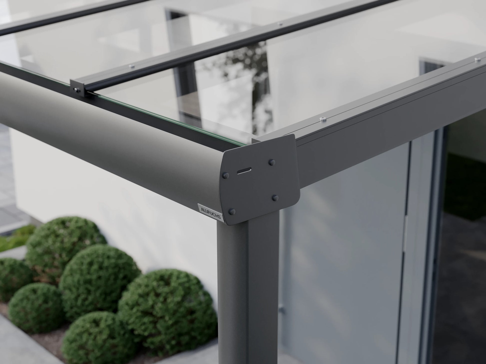 Seitenansicht der Regenrinnen-Seitenkappe einer Alufuchs Eingangsüberdachung im Curved Design mit VSG Glas Klar