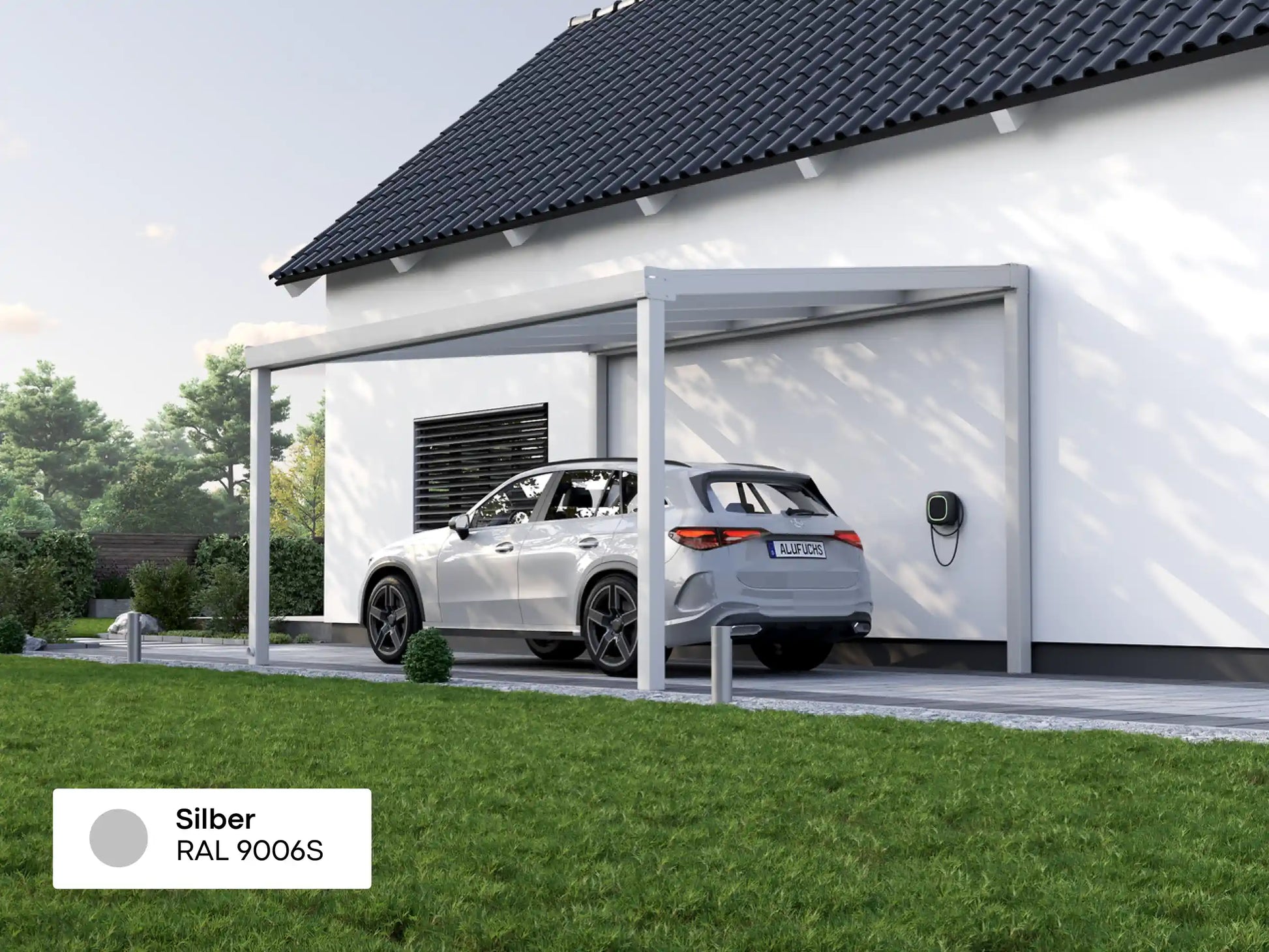 Alufuchs Carport Freistehend im Classic Design aus Aluminium in Silber mit 2 Pfosten am Einfamilienhaus