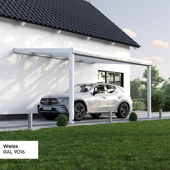 Alufuchs Carport Wandgebunden im Curved Design aus Aluminium in Weiß mit 2 Pfosten am Einfamilienhaus