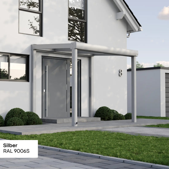 Alufuchs Curved Eingangsüberdachung Freistehend aus Aluminium in Silber an modernem Einfamilienhaus – stilvoller Schutz für den Eingangsbereich