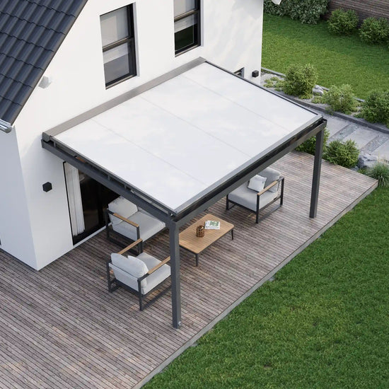 Nova Hüppe Überdachmarkise auf moderner Aluminium Terrassenüberdachung an einem Einfamilienhaus
