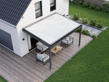 Nova Hüppe Überdachmarkise auf moderner Aluminium Terrassenüberdachung an einem Einfamilienhaus