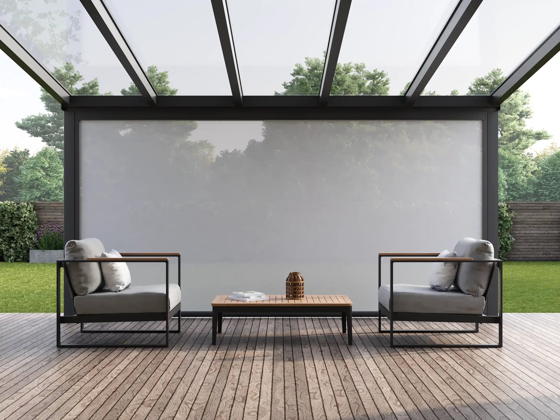 Innenansicht einer Alufuchs Terrassenüberdachung mit geschlossener Nova Hüppe Senkrechtmarkise SZ11 als Sicht- und Sonnenschutz