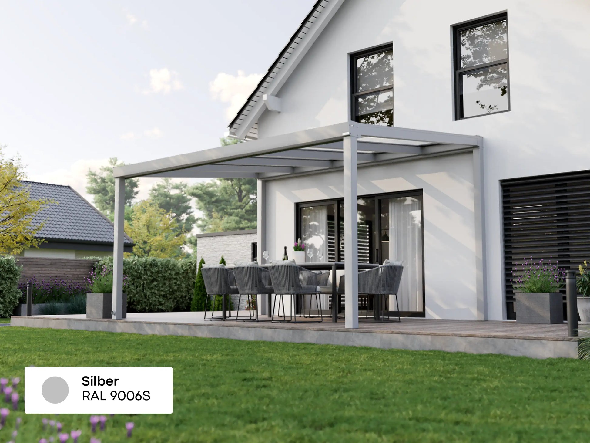 Alufuchs Terrassenüberdachung Freistehend im Classic Design aus Aluminium in Silber mit 2 Pfosten am Einfamilienhaus