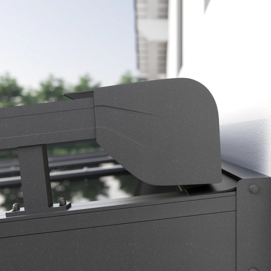Detailansicht der Kassette der Nova Hüppe Überdachmarkise T350 an Alufuchs-Terrassenüberdachung in Anthrazit
