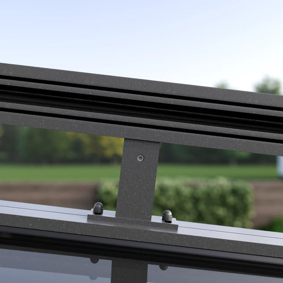Detailansicht der Führungsschiene der Nova Hüppe Überdachmarkise T350 an Alufuchs Terrassenüberdachung
