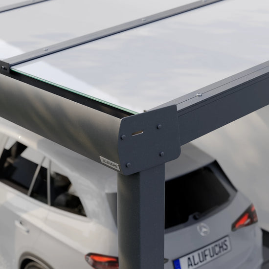 Seitenansicht der Regenrinnen-Seitenkappe eines Alufuchs Carports im Curved Design mit VSG Glas Opal
