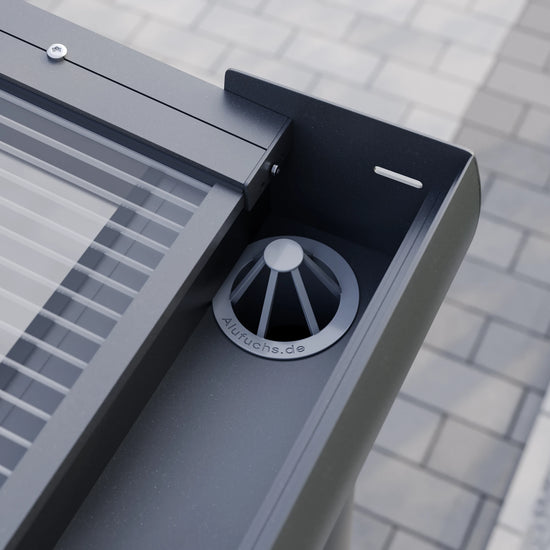 Blattfänger in der Regenrinne eines Alufuchs Carports mit Doppelstegplatten Klar im Curved Design