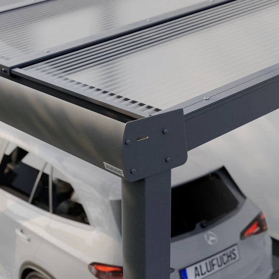 Seitenansicht der Regenrinnen-Seitenkappe eines Alufuchs Carports im Curved Design mit Doppelstegplatten Klar