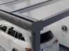 Seitenansicht der Regenrinnen-Seitenkappe eines Alufuchs Carports im Curved Design mit Doppelstegplatten Klar