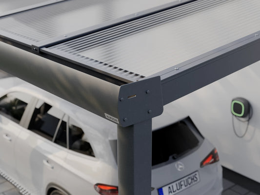 Seitenansicht der Regenrinnen-Seitenkappe eines Alufuchs Carports im Curved Design mit Doppelstegplatten Klar