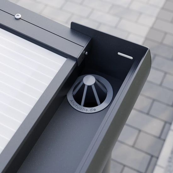 Blattfänger in der Regenrinne eines Alufuchs Carports mit Doppelstegplatten Opal im Curved Design